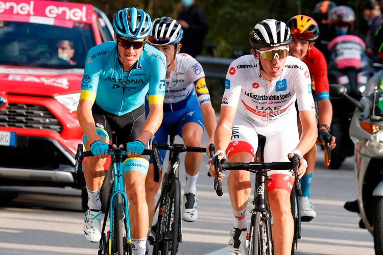 Jakob Fuglsang kæmper på finalebjerget sammen med amerikaneren Brandon McNulty for at begrænse nederlaget.
 Foto: Luca Bettini/Ritzau Scanpix
