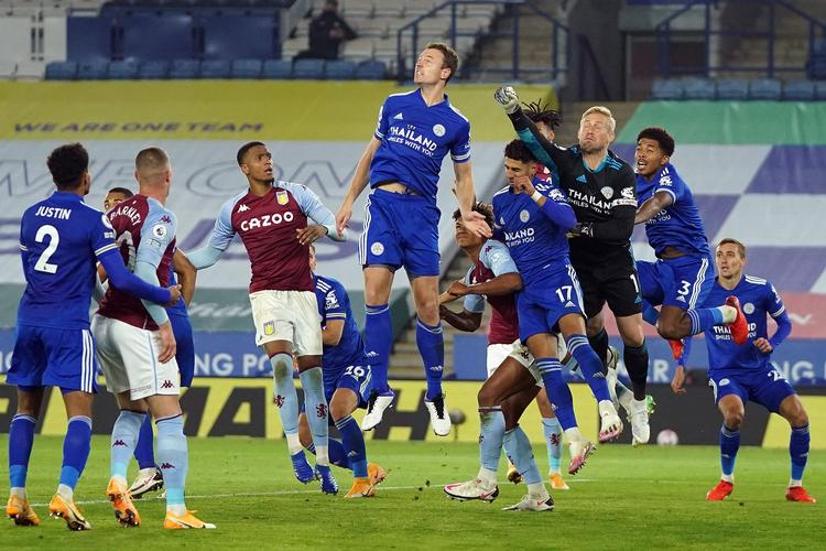  Kasper Schmeichel fik bokset væk i denne situation, men var prisgivet i tillægstiden.  Foto: Jon Super/Ritzau Scanpix