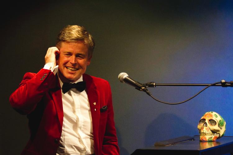 Caspar Phillipson, der af mange kendes som John F. Kennedy i filmen 'Jackie', fremstår med mørkerød aftenjakke og velfriseret apparition som en gammeldags klaverentertainer på en hyggelig restaurant. 