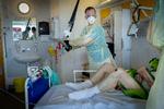 En fysioterapeut på Køge Sygehus er i gang med genoptræning af en covid-19-patient. Foto: Mads Nissen/POLFOTO