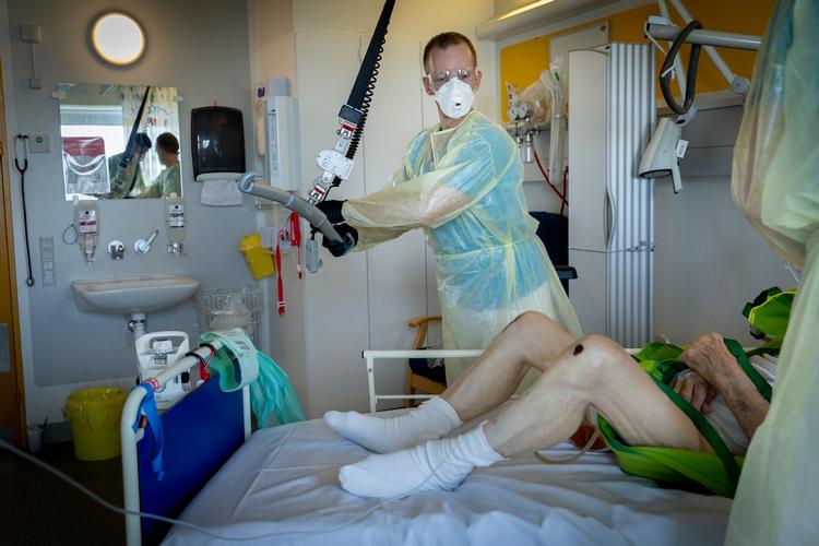 En fysioterapeut på Køge Sygehus er i gang med genoptræning af en covid-19-patient. Foto: Mads Nissen/POLFOTO