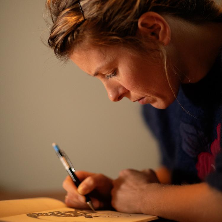 Tegneren Line Kjeldsen Jensen har gjort en karriere ud af at tegne sin kiksede hverdag med børn, parforhold og alt det hun ikke når. Foto: Peter Hove Olesen/POLFOTO