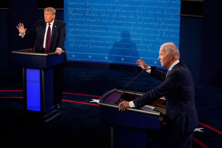 Når Trump og Biden mødes til deres sidste debat torsdag, kan de tale uafbrudt i to minutter under hvert emne. Herefter bliver der mulighed for at slukke mikrofonen hos de to deltagere.  Foto: Morry Gash/Ritzau Scanpix