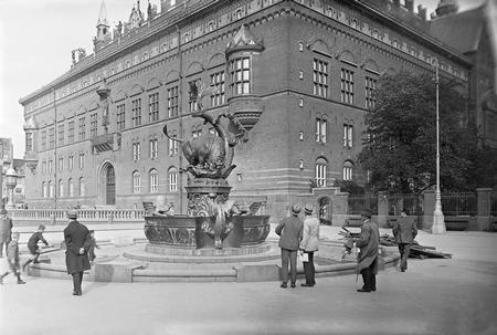 Dragespringvandet fotograferet af Politiken-fotograf Holger Damgaard, efter at springvandet har fået drage og tyr i 1923. Foto: Holger Damgaard/POLFOTO