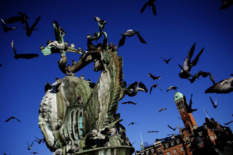 Dragespringvandet på Rådhuspladsen er udført i et samarbejde mellem Thorvald Bindesbøll og Joakim Skovgaard i forbindelse med en konkurrence om et monument til Amagertorv/Højbro Plads. Arkivfoto: Mads Nissen Foto: Mads Nissen (arkivfoto)/POLFOTO