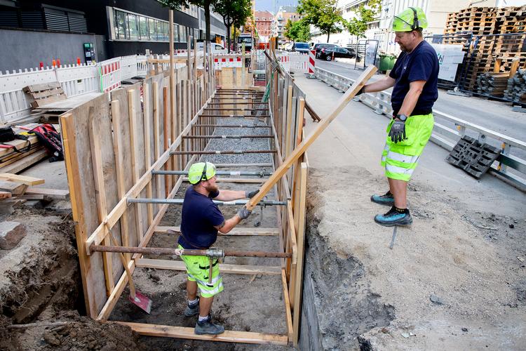 Pensionsalderen skal fortsætte med at stige, sådan som det blev aftalt i 2006. Ellers går det galt, mener de økonomiske vismænd. Arkivfoto fra en byggeplads i København, hvor medlemmer af 3F graver render til fjernvarmerør.  Foto: Finn Frandsen/POLFOTO