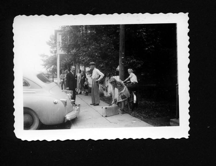 Studerende fra det danske Dana College i Nebraska rejste i 1942 på turné i Midtvesten med Kaj Munks 'Ordet'. Nu fortæller arkivet i Blair, Nebraska.om en svunden tid på en online-udstilling . 
 Foto: Danish American Archive and Library 