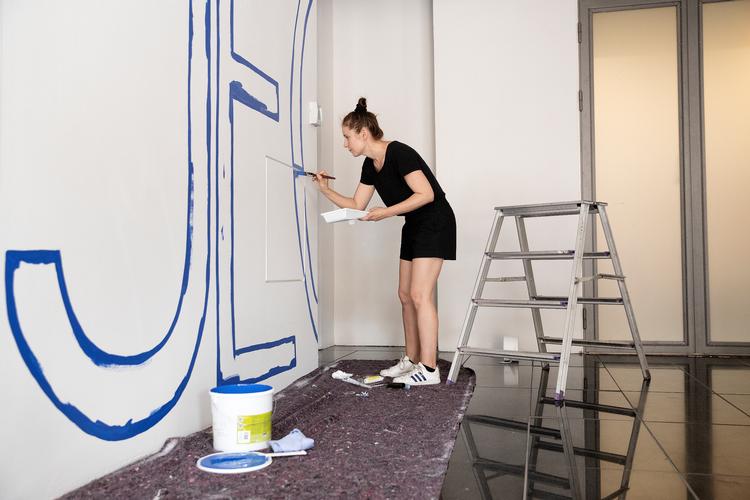 Kunstneren Gudrun Hasle, der her opsætter en tidligere udstilling i Forhallen, Politikens Hus, er aktuel med 'Im Hideng Indart The Ligt' på Copenhagen Contempory. Foto: Peter Hove Olesen/POLFOTO