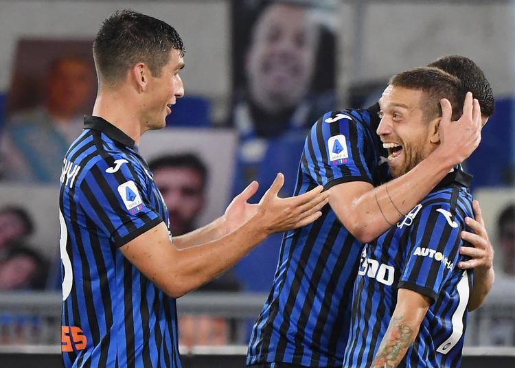 Den 32-årige argentiner Alejandro Gomez (th.) etablerede sig i Serie A hos Catania for ti år siden, men Atalanta-anføreren er først  de senere år steget i graderne og  international anseelse.  Foto: Alberto Lingria/Ritzau Scanpix