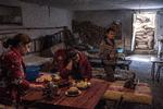 Beboerne i en ejendom i byen Stepanakert har søgt ly i kælderen, hvor de håber på at være i sikkerhed for de granater, som Aserbajdsjan sender ind over området.  Foto: Sergey Ponomarev/Ritzau Scanpix