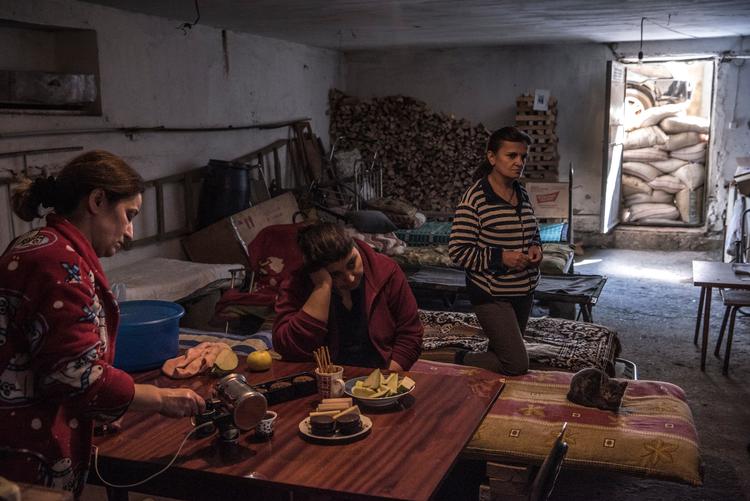 Beboerne i en ejendom i byen Stepanakert har søgt ly i kælderen, hvor de håber på at være i sikkerhed for de granater, som Aserbajdsjan sender ind over området.  Foto: Sergey Ponomarev/Ritzau Scanpix