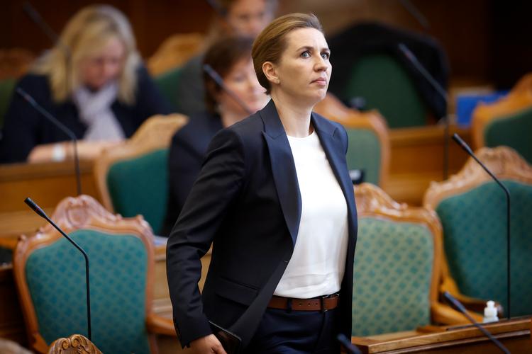Sager om krænkelser bør afklares i et professionelt rum, mener statsminister Mette Frederiksen. I Socialdemokratiet er det hos et advokatfirma, der dog ikke skal fælde dom. Foto: Jens Dresling/POLFOTO