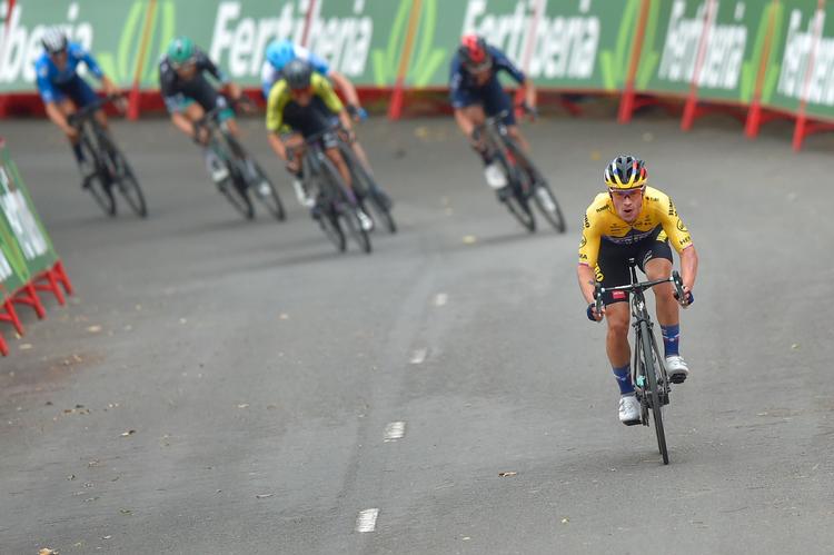 Primoz Roglic har angrebet på de sidste 1.000 m og holder konkurrenterne bag sig til sejr på 1. etape i Vuelta a España.
 Foto: Ander Gillenea/Ritzau Scanpix