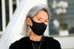 Iført mundbind blev den amerikanske digter Louise Glück passet op foran sit hjem i Cambridge, Massachusetts, USA, af blandt andre svenske medier, da det torsdag 8. oktober blev bekendtgjort, at hun er årets modtager af Nobelprisen i litteratur.    Foto: Katherine Taylor/Ritzau Scanpix