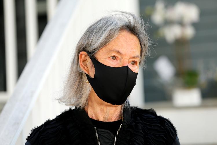 Iført mundbind blev den amerikanske digter Louise Glück passet op foran sit hjem i Cambridge, Massachusetts, USA, af blandt andre svenske medier, da det torsdag 8. oktober blev bekendtgjort, at hun er årets modtager af Nobelprisen i litteratur.    Foto: Katherine Taylor/Ritzau Scanpix