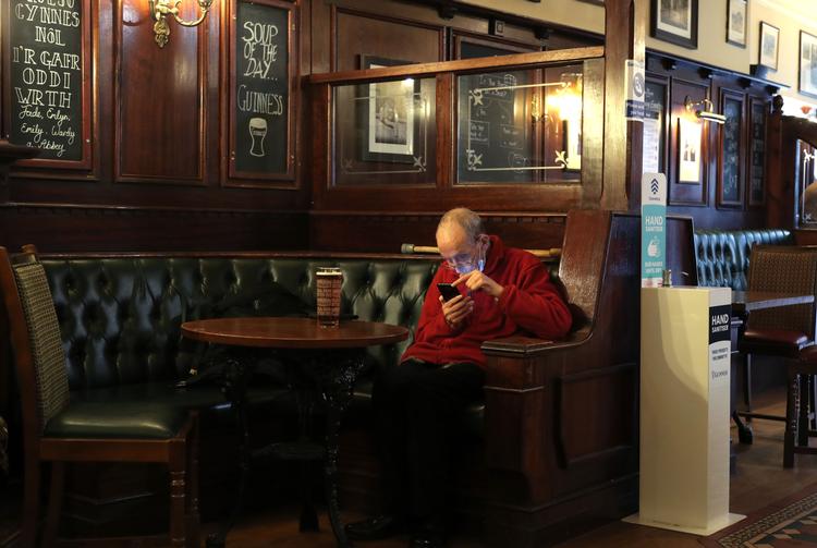 Fra på fredag må stamkunden John på baren Goat Major i den walisiske by Cardiff undvære sin pint i første omgang i to uger. Foto: Geoff Caddick/Ritzau Scanpix