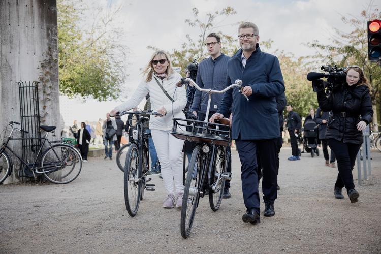 Frank Jensen tog en kvik beslutning og sagde farvel. Og ifølge Bettina Heltberg så han ganske fornøjet ud på sin cykel. Foto: Marius Renner/POLFOTO