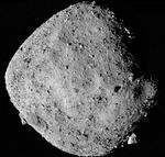 Asteroiden Bennu, som Nasa's rumsonde Osiris-Rex landede på onsdag nat for at tage en prøve, der skal fragtes tilbage til Jorden befinder sig i øjeblikket 321 millioner kilometer fra Jorden. Billedet som er sammensat af 12 billeder taget fra et kamera på rumsonden i en afstand af cirka 24 kilometer. Foto: Nasa/Ritzau Scanpix