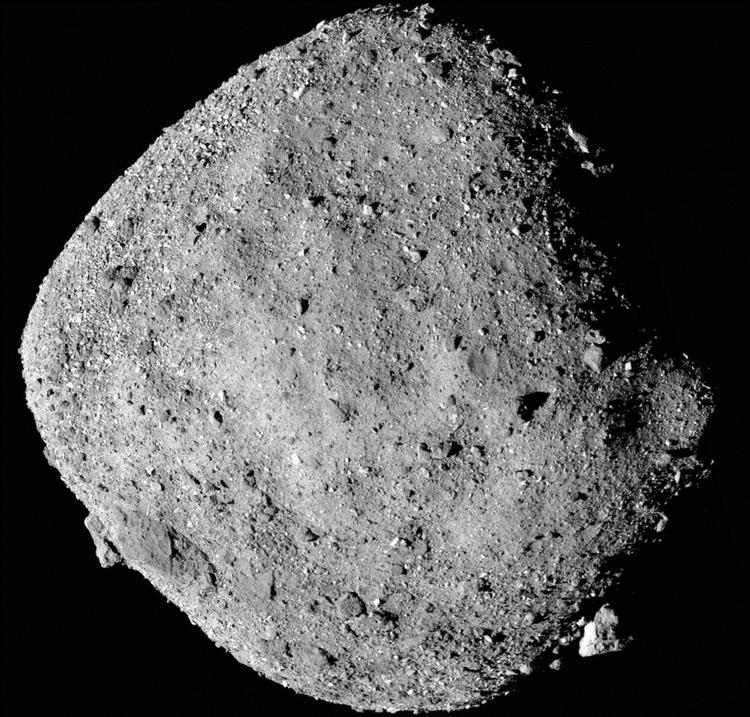 Asteroiden Bennu, som Nasa's rumsonde Osiris-Rex landede på onsdag nat for at tage en prøve, der skal fragtes tilbage til Jorden befinder sig i øjeblikket 321 millioner kilometer fra Jorden. Billedet som er sammensat af 12 billeder taget fra et kamera på rumsonden i en afstand af cirka 24 kilometer. Foto: Nasa/Ritzau Scanpix