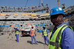 Arbejdere på Lusail Stadium i en by, som ikke eksisterede før Qatar vandt værtskabet til VM i 2022 tilbage i 2010. Siden da har humanitære organisationer flere gange berettet om slavelignende forhold for migrantarbejdere i landet. Foto: Hassan Ammar/Ritzau Scanpix