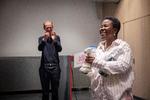 Lucia Odoom havde iklædt sig Dannebrogs-farver til prisuddelingen: Den her går ud til min morfar, der kom til Danmark første gang i 1960, sagde hun Foto: Marius Renner/POLFOTO