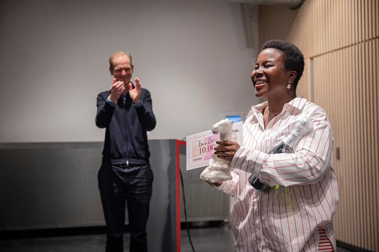 Lucia Odoom havde iklædt sig Dannebrogs-farver til prisuddelingen: Den her går ud til min morfar, der kom til Danmark første gang i 1960, sagde hun Foto: Marius Renner/POLFOTO