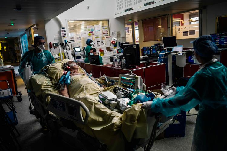 En kvinde transporteres på intensivafdelingen på Lariboisiere hospitalet i Paris.    Foto: Lucas Barioulet/Ritzau Scanpix