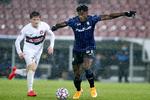 Duvan Zapata voldte store problemer for FC Midtjylland, og den colombianske angriber scorede til 1-0 for Atalanta i den danske klubs Champions League-debut. Foto: Jens Dresling/POLFOTO
