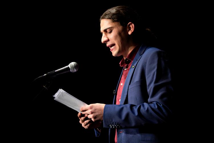 Den nu afdøde digter Yahya Hassan læser et af sine digte op. Hans digtsamling 'YAHYA HASSAN 2'  er indstillet til Nordisk Råds litteraturpris. Foto: Jacob Ehrbahn/POLFOTO