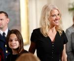 Her ses datter Claudia og mor Kellyanne i 2017, dengang var hun 12 år. Nu er hun 16 og godt og grundigt i gang med et storpolitisk teenageoprør. Foto: Pablo Martinez Monsivais/Ritzau Scanpix