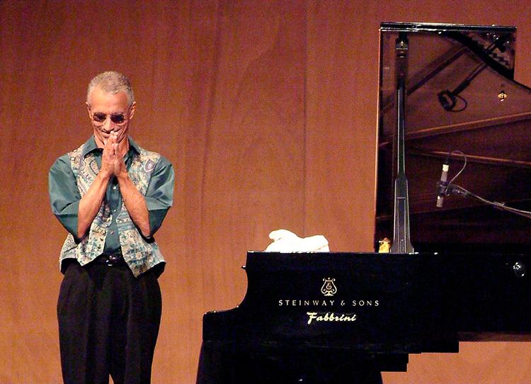 Keith Jarrett takker publikum efter en koncert på La Fenice-operaen i Venedig i 2006. Foto: Michele Crosera/Ritzau Scanpix