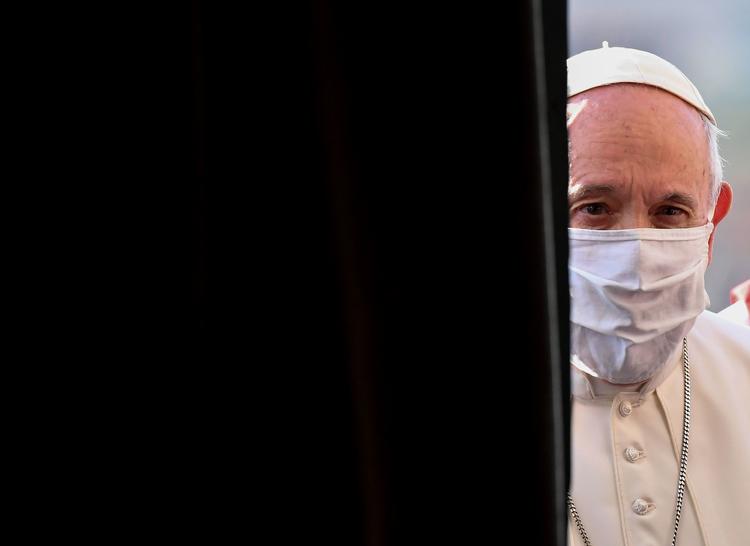     TOPSHOT - Pope Francis, wearing a protective face mask, arrives for an inter-religious prayer service for peace along with other religious representatives in the Basilica of Santa Maria in Aracoeli, a church on top of Rome's Capitoline Hill, on October 20, 2020 in Rome. (Photo by Andreas SOLARO / AFP)   Foto: Andreas Solaro/Ritzau Scanpix