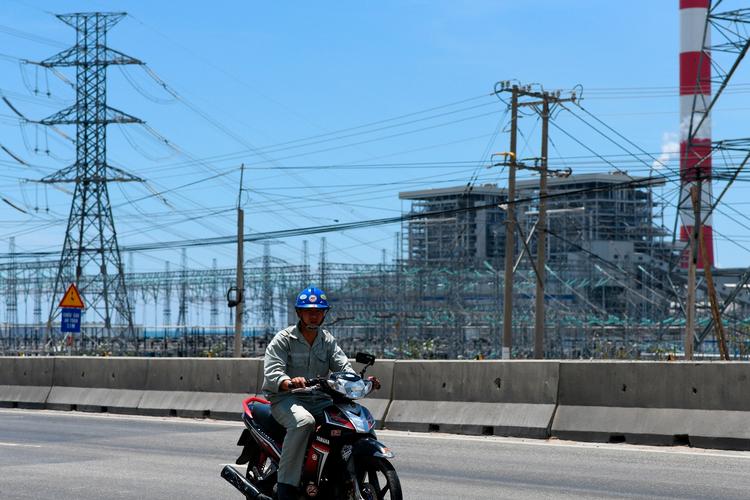 Vietnam har planer om at få mere vedvarende energi, men foreløbig er kul langt den største energikilde. Her er det et kraftværk i den sydlige provins Binh Thuan. Foto: Manan Vatsyayana/Ritzau Scanpix
