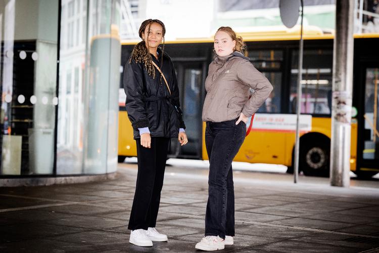 Eunice Jakobsens og Ida Marie Fredslund Volkers' første år på gymnasiet er åbnet i coronaens skygge.   Foto: Marius Renner/POLFOTO