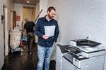Bagsiden har netop hjulpet Stephen Ahern med at stemme til det amerikanske præsidentvalg (øverst) per fax på vores kopimaskine.  Vi hjælper gerne andre vælgere. Foto: Jacob Ehrbahn/POLFOTO