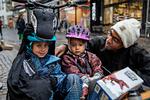 Milton Abel og hans to børn Benjamin og Anna bliver hjemme i deres lejlighed, når halloween  lørdag indhyller landet i gys og gru.  Foto: Jacob Ehrbahn/POLFOTO