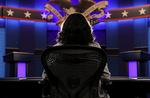 En stand-in for tv-journalist og vært Kristen Welker gør klar til den sidste tv-debat mellem Joe Biden og Donald Trump inden det amerikanske valg 3. november. Debatten finder sted i Nashville Tennesee.  REUTERS/Jonathan Ernst   Foto: Jonathan Ernst/Ritzau Scanpix