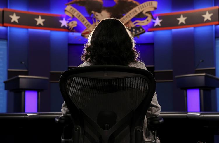 En stand-in for tv-journalist og vært Kristen Welker gør klar til den sidste tv-debat mellem Joe Biden og Donald Trump inden det amerikanske valg 3. november. Debatten finder sted i Nashville Tennesee.  REUTERS/Jonathan Ernst   Foto: Jonathan Ernst/Ritzau Scanpix