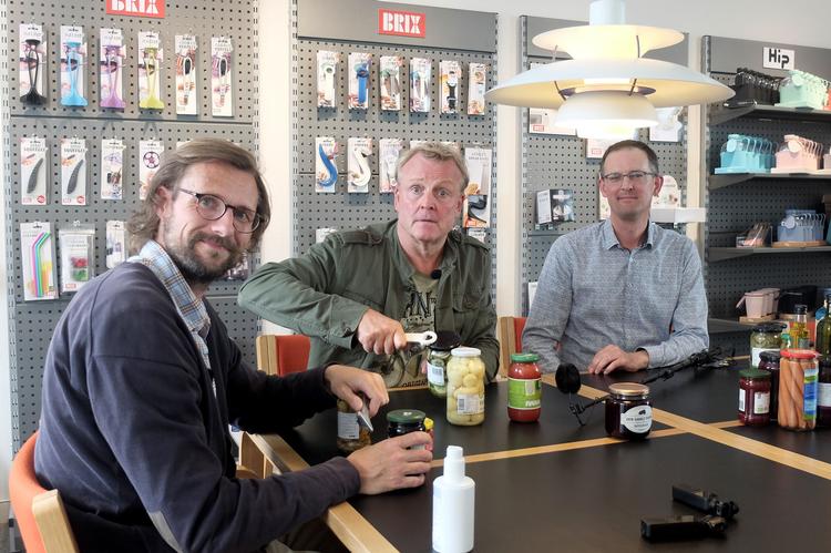 Komikerne Jan Gintberg og Carsten Eskelund besøger blandt andet en fabrik, hvor den elektriske sovseomrører og en smart lågåbner hører til sortimentet. Foto: Jens Thorborg Foto:  Jens Thorborg