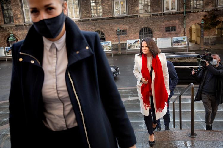 Iklædt de ikoniske røde og hvide farver ankommer Svetlana Tikhanovskaja til Christiansborg i København.   Foto: Mads Nissen/POLFOTO