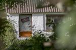 Disse huse er ejet af den samme person og begge huse bruges som massageklinikker. Huset til venstre, som ligger på Aggersundvej i Fjerritslev, købte hun i 2017 for 100.000 kroner. Det grå hus, som ligger på Hobro Landevej købte hun i 2018 for 250.000 kroner. De kvinder, der lejer sig ind, betaler op til 1000 kroner om dagen, men prisen kan være lavere.  Foto: Peter Hove Olesen/POLFOTO