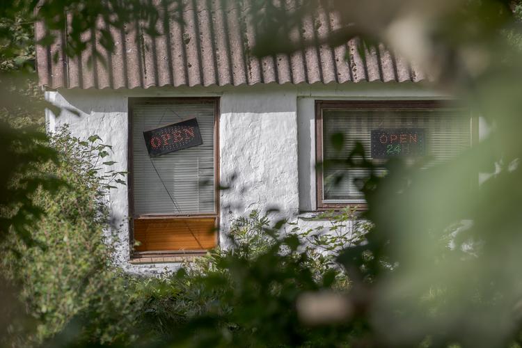 Disse huse er ejet af den samme person og begge huse bruges som massageklinikker. Huset til venstre, som ligger på Aggersundvej i Fjerritslev, købte hun i 2017 for 100.000 kroner. Det grå hus, som ligger på Hobro Landevej købte hun i 2018 for 250.000 kroner. De kvinder, der lejer sig ind, betaler op til 1000 kroner om dagen, men prisen kan være lavere.  Foto: Peter Hove Olesen/POLFOTO