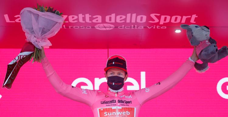 Team Sunweb fejrede dobbelttriumf på kongeetapen i Giro d'Italia med australieren Jai Hindley som vinder og hollænderen Wilco Kelderman som ny indehaver af førertrøjen.
 Foto: Luca Bettini/Ritzau Scanpix