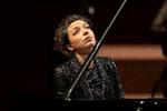 Yulianna Avdeeva kunne godt kaste et blik opad, men hun svømmede aldrig for alvor hen i musikken. Foto: Finn Frandsen/POLFOTO