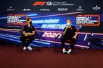    Kevin Magnussen (th.) sammen med sin snart forhenværende teamkollega Romain Grosjean, der også er på jagt efter et nyt job. Foto: Handout/Ritzau Scanpix