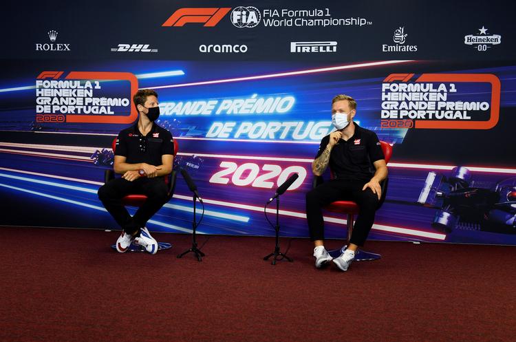    Kevin Magnussen (th.) sammen med sin snart forhenværende teamkollega Romain Grosjean, der også er på jagt efter et nyt job. Foto: Handout/Ritzau Scanpix