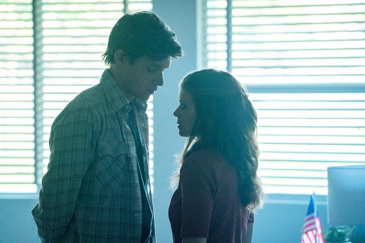 Kate Mara spiller læreren Claire Wilson, der indleder en affære med sin 18-årige elev Eric. Hvorfor står aldrig helt klart i 'A Teacher'. Foto: HBO Nordic
