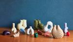 Designduoen Wang og Söderström har for Hay skabt en serie på én gang skarpe og organiske designobjekter, der har lerets blødhed og 3D-printerens akkuratesse. Serien rammer ned i tendensen om, at kunst, kunsthåndværk og teknologi ikke er modsatte størrelser, men kan understøtte hinanden. 