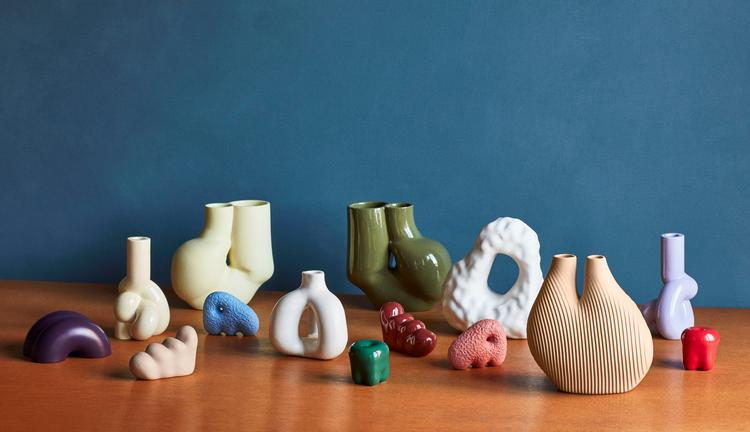 Designduoen Wang og Söderström har for Hay skabt en serie på én gang skarpe og organiske designobjekter, der har lerets blødhed og 3D-printerens akkuratesse. Serien rammer ned i tendensen om, at kunst, kunsthåndværk og teknologi ikke er modsatte størrelser, men kan understøtte hinanden. 