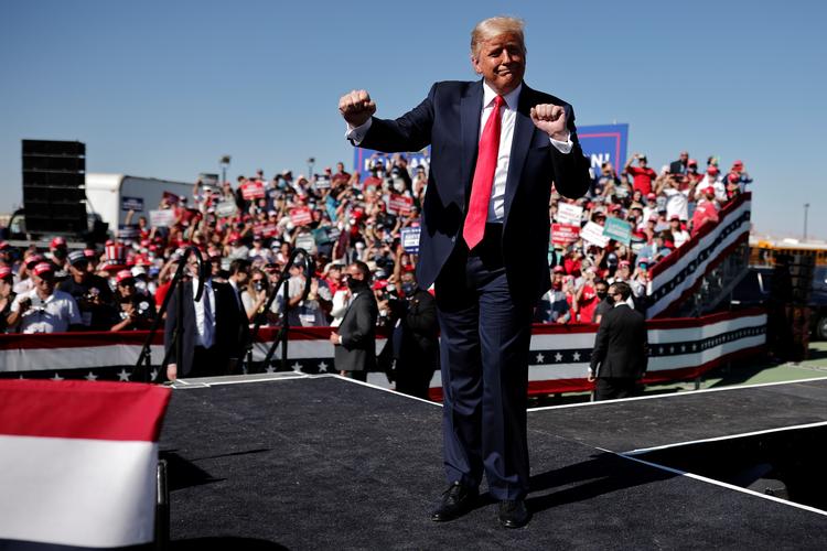 Den amerikanske præsident Donald Trump rundede sit valgmøde i Prescott Regional Airport, Arizona, af med at danse til Village Peoples 'YMCA'.  Foto: Carlos Barria/Ritzau Scanpix